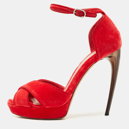 Alexander McQueen: Красные сандалии 