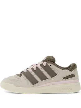 adidas: Светлые кроссовки 