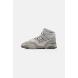 New Balance: Серые кроссовки 