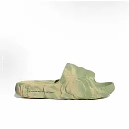 adidas: Зелёные шлёпанцы  Adilette