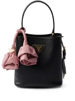 Prada: Чёрная сумка 