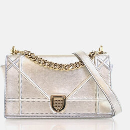 Dior: Серебристая сумка 