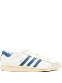 adidas: Белые кроссовки 
