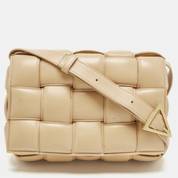 Bottega Veneta: Бежевая сумка  Padded Cassette