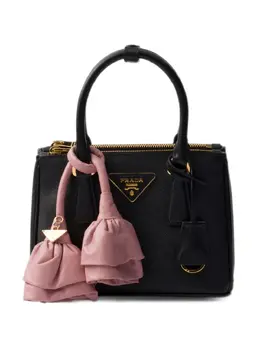 Prada: Чёрная сумка 