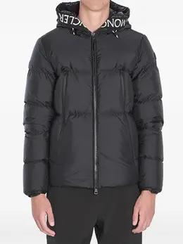 Moncler: Чёрная куртка 