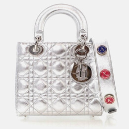 Dior: Серебристая сумка 