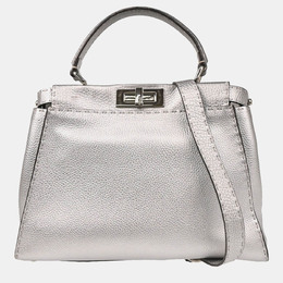 Fendi: Серебристая сумка  Peekaboo