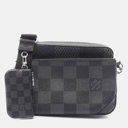 Louis Vuitton: Чёрная сумка через плечо 