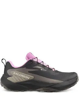 Salomon: Чёрные кроссовки 