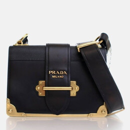 Prada: Чёрная сумка 