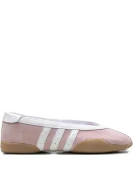 adidas: Светлые кроссовки 