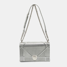 Dior: Серебристая сумка 