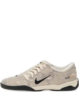 Nike: Бежевые кроссовки  SE