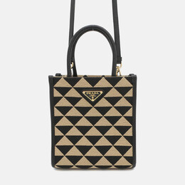 Prada: Чёрная сумка 
