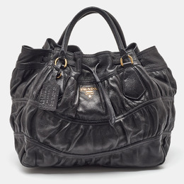Prada: Чёрная сумка 