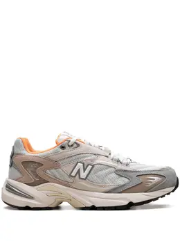 New Balance: Светлые кроссовки 