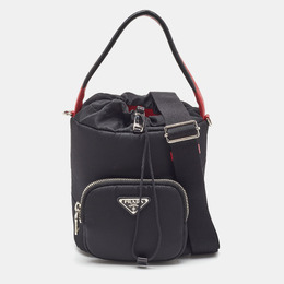Prada: Чёрная сумка 