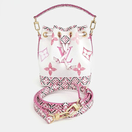 Louis Vuitton: Розовая сумка 