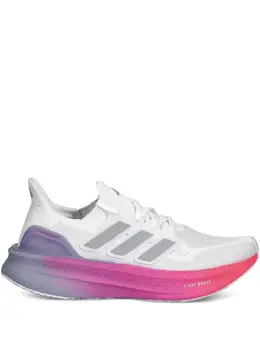 adidas: Белые кроссовки  UltraBoost