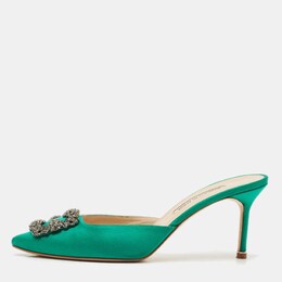 Manolo Blahnik: Зелёные сабо  Hangisi