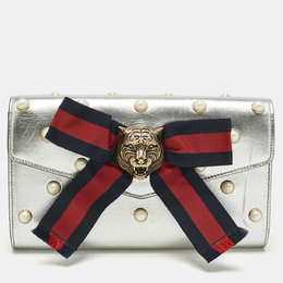 Gucci: Серебристый клатч 
