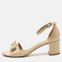 Salvatore Ferragamo: Бежевые сандалии 