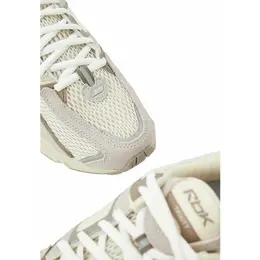 Reebok: Бежевые кроссовки 