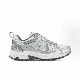New Balance: Серебристые кроссовки 