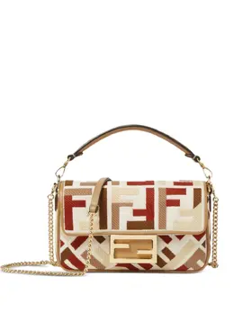 FENDI: Бежевый клатч  Baguette