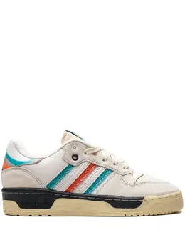 adidas: Белые кроссовки  Rivalry Low