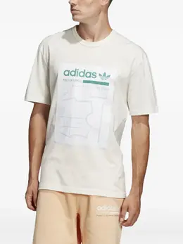 adidas: Футболка с принтом 