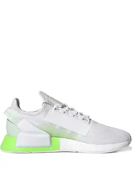 adidas: Белые кроссовки  NMD_R1 V2