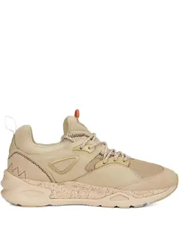 PUMA: Бежевые кроссовки  Elevated