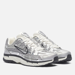 Nike: Серебристые кроссовки 