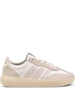 adidas: Белые кроссовки 