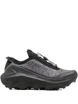 Salomon: Чёрные кроссовки 