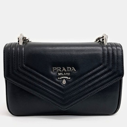 Prada: Чёрная сумка 