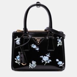Prada: Чёрная сумка 