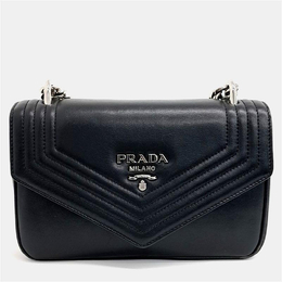 Prada: Чёрная сумка 