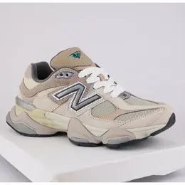 New Balance: Тёмные кроссовки 