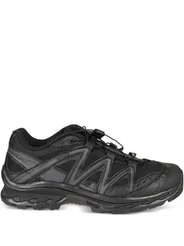Salomon: Чёрные кроссовки 