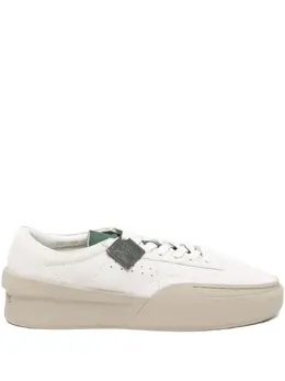 Lacoste: Белые кроссовки 