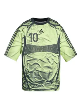 adidas: Футболка с принтом 