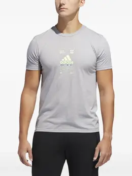 adidas: Футболка с принтом 