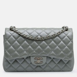 Chanel: Серебристая сумка 