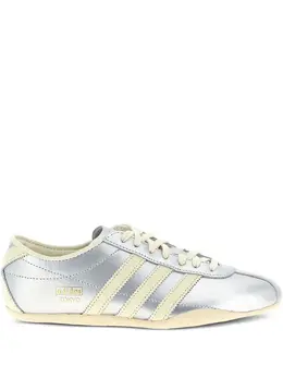 adidas: Серебристые кроссовки 