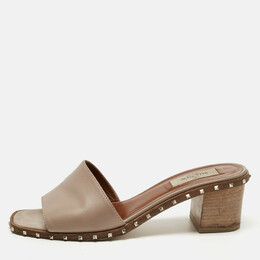 Valentino: Бежевые сандалии  Rockstud
