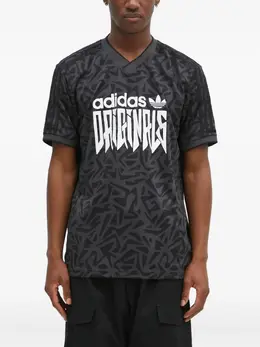 adidas: Футболка с абстрактным принтом 