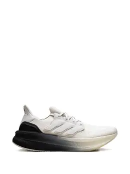 adidas: Белые кроссовки  UltraBoost